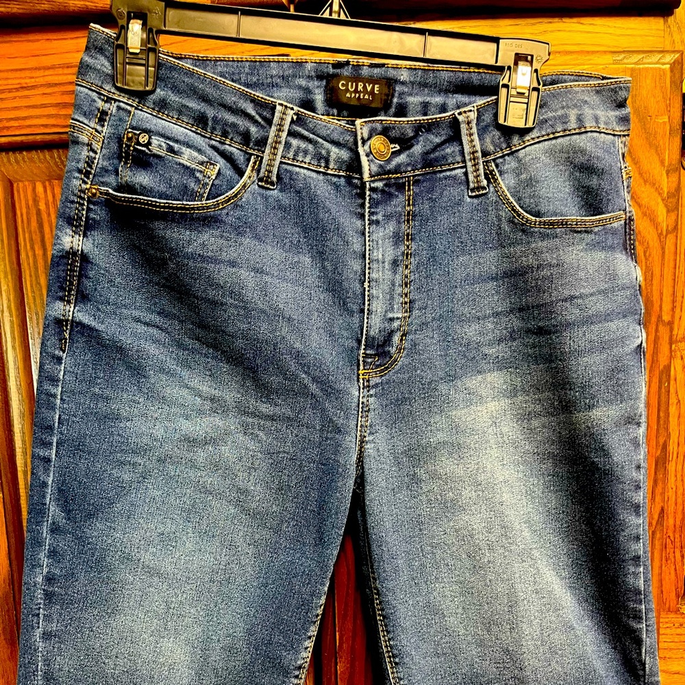 Jean cropped pants, like new! curvy size 10/30.